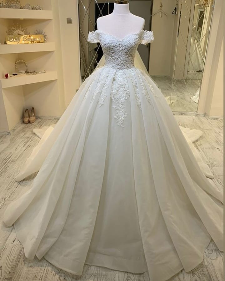 Chic Sweetheart Off-the-Shoulder Ruffles Wedding Dress With Lace Appliques-Wedding Dresses-BallBride