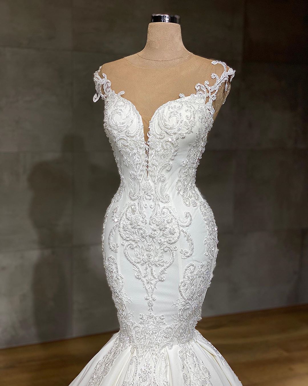 Modern Lace V-Neck Sleeveless Mermaid Wedding Dress With Appliques-Wedding Dresses-BallBride